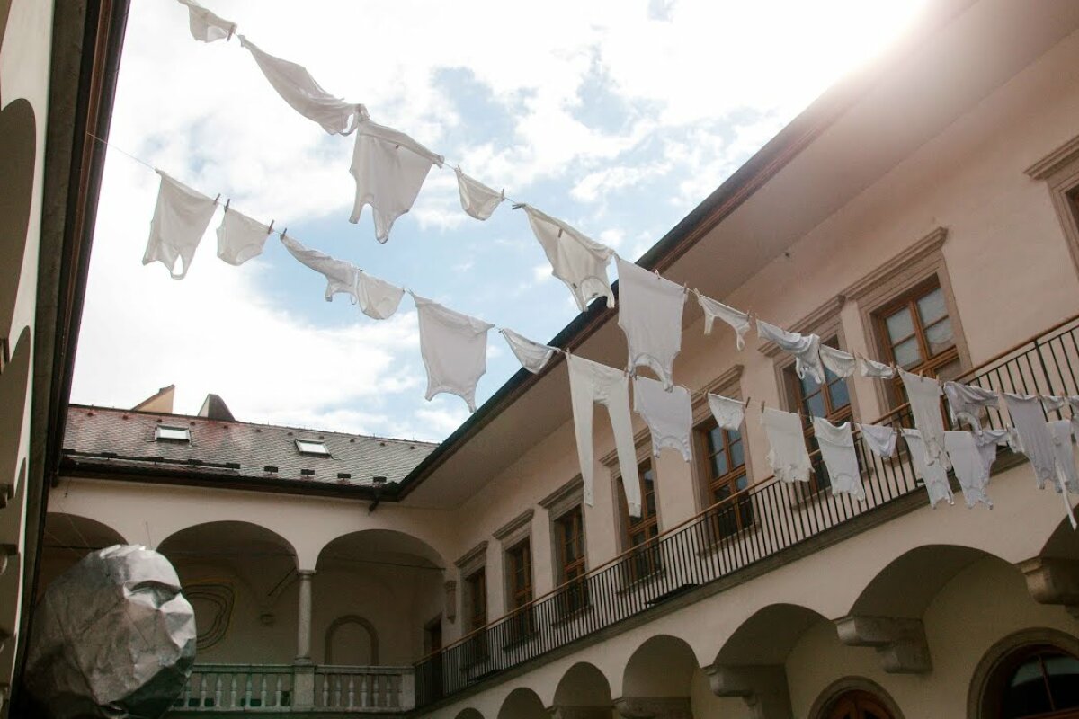 Karin Písaříková: OMNIA MUNDA MUNDIS